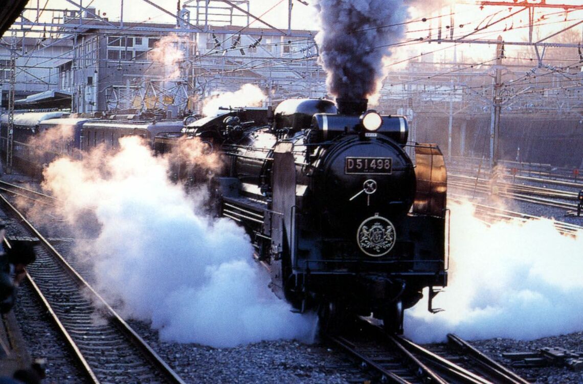 1988年に来日した「オリエント急行」を牽く498号機上野駅を発車する（撮影：南正時）