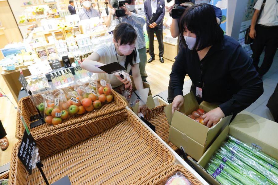 店舗に到着後、すみやかに開梱し店頭に並べられた（写真：村上悠太）