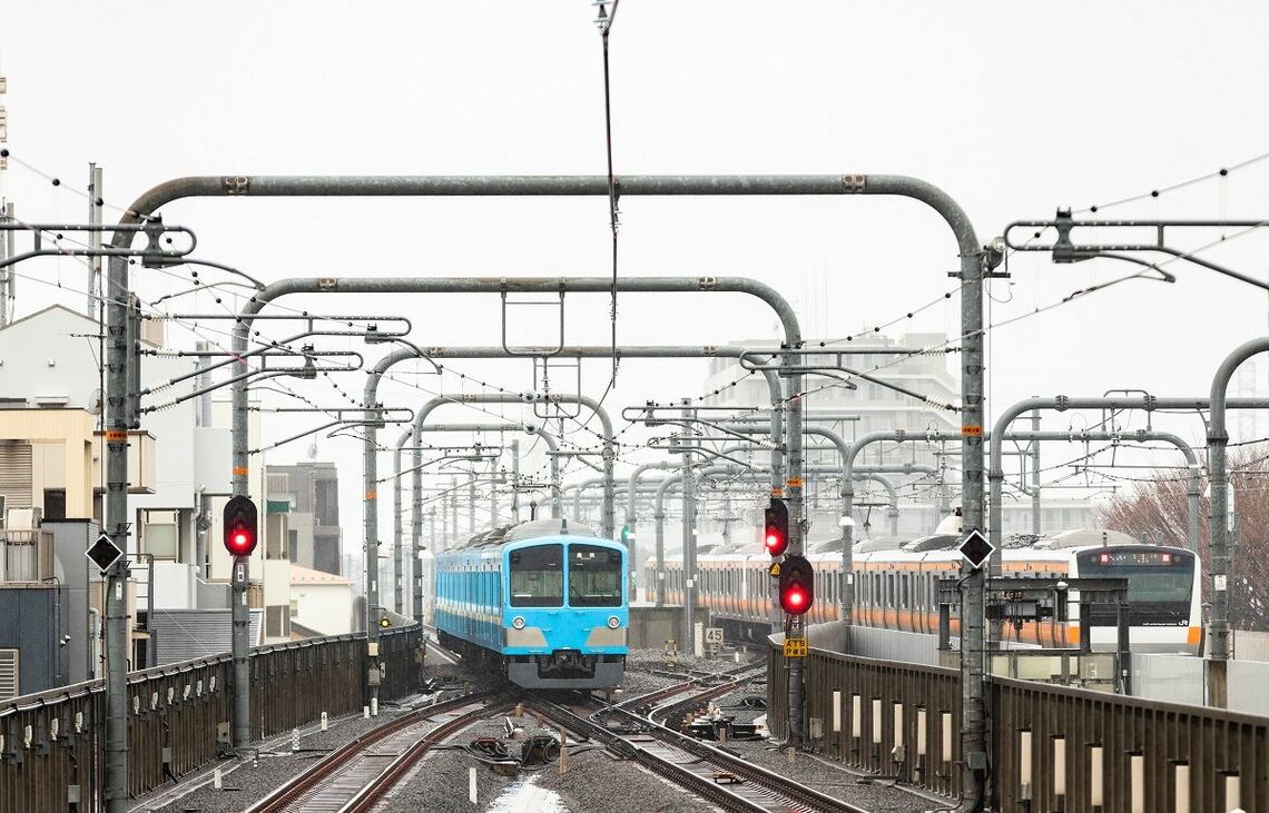武蔵境駅はJR中央線と並行。中央線と線路がつながっており、車両の保守で使用する（筆者撮影）