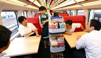 JR九州の客室乗務員は本当に不要なのか 10月から一部列車で車内販売を
