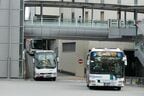左が博多バスターミナルを出発する「九州号」