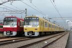 赤い600形と京急イエローハッピートレイン