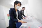 前日、ツアーの準備を行うJR西日本営業本部宮里晶子氏。