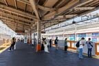 獨協大学前駅のホームは昼間も学生でにぎわう