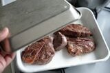 パッドの上に並べた肉