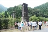 （旧線）有福―宇津井郷間：今福第1トンネルの今福寄りに残る橋脚群。河川内の橋脚（後方の2本）は流水への影響を小さくするため円筒状になっている（筆者撮影）