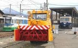 福井鉄道の除雪軌陸車（中央）。左に見えるのはスノープロウを取り付けた連接車880形（撮影：南正時）