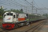 元横浜線の205系が車両基地まで機関車牽引によって回送される＝2014年10月（筆者撮影）