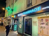 24時間営業で抗原検査を受けることができたパリ市内の薬局（筆者撮影）