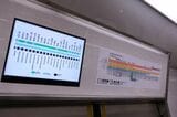 ドアの上にはLCD式の案内表示器を設置（記者撮影）