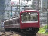 横浜から品川へ向かう800形（撮影：南正時）