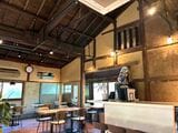 いちわ内観。あらわしになった飴色の梁と土壁に、築100年超の町家の歴史を感じる。当時の住まい手も揖保乃糸に舌鼓を打っていたに違いない（筆者撮影）
