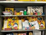 他メーカーとのコラボやイベントから生まれた、中野さん秘蔵のヤッターめんグッズのコレクション（筆者撮影）