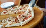 焼きたてをテーブルまで運んできてくれる（筆者撮影）