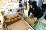 店舗に到着後、すみやかに開梱し店頭に並べられた（写真：村上悠太）