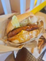 焼鳥でもおなじみのつくねを模した「つくねチーズバーガー」。甘辛いタレは、確かにプレミアムモルツを用意して鳥貴族気分に浸りたくなるかもしれないが…（筆者撮影） 