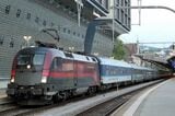 オーストリアの機関車が引く夜行、チェコやハンガリーの車両で編成（筆者撮影）