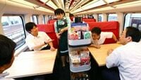 JR九州の客室乗務員は本当に不要なのか 10月から一部列車で車内販売を取りやめ