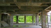 5400坪の《巨大廃墟》が｢古代神殿｣のような姿に…かつて"社員旅行の聖地"として栄えた温泉街､いま進む｢異例の再生｣