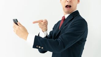 スマホを見る人物