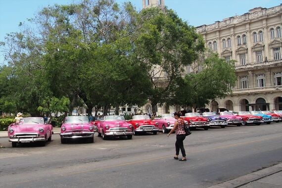 キューバの首都ハバナで見かけたアメリカ製のクラシックカー（筆者撮影）