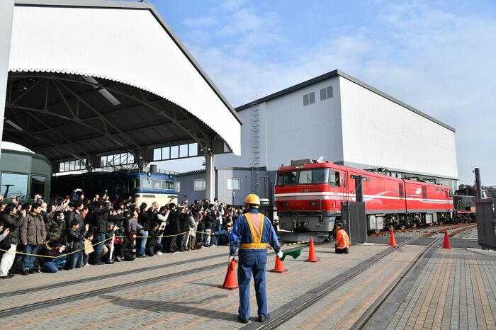 多くのファンに迎えられて入線するEH800形電気機関車