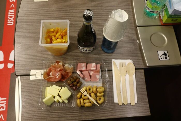 車内の食事メニューはレンジ調理ではあるものの