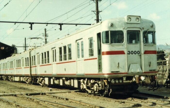 3000系トップナンバー3000号のかつての姿。側面に