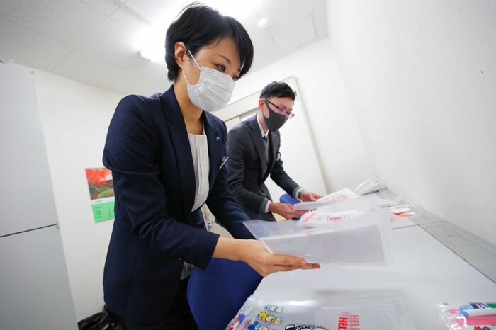前日、ツアーの準備を行うJR西日本営業本部宮里晶子氏。