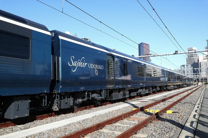 青い塗装は光の加減で大きく印象を変える