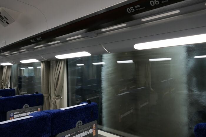 12000系の車内から見た洗車の様子
