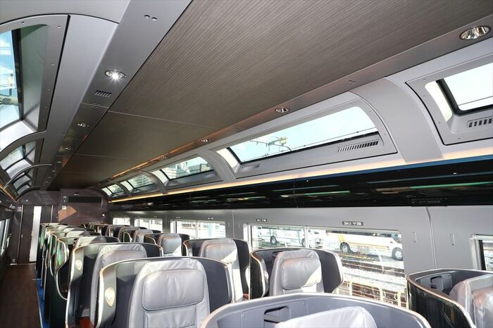 天窓から光が差し込む車内