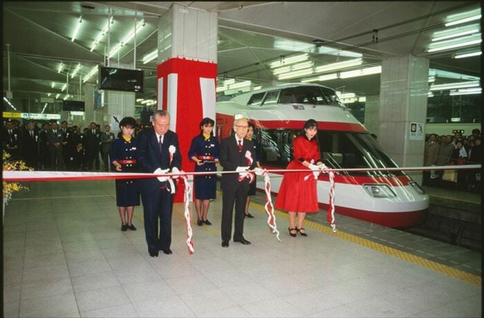 新宿駅ホームで開いたHiSEの出発式