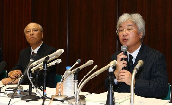 編集担当の杉浦取締役（右）は解任される