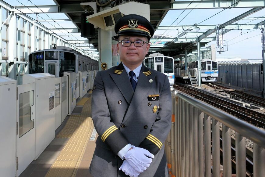 小田急電鉄町田管区の重田哲史登戸駅長。各駅で信号扱い者として19年間勤務してきた（記者撮影）