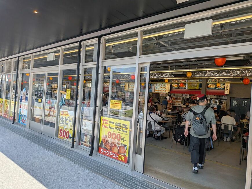 WEST SIDEのほうのフードコート（筆者撮影）