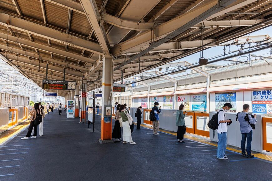 獨協大学前駅のホームは昼間も学生でにぎわう（撮影：鼠入昌史）