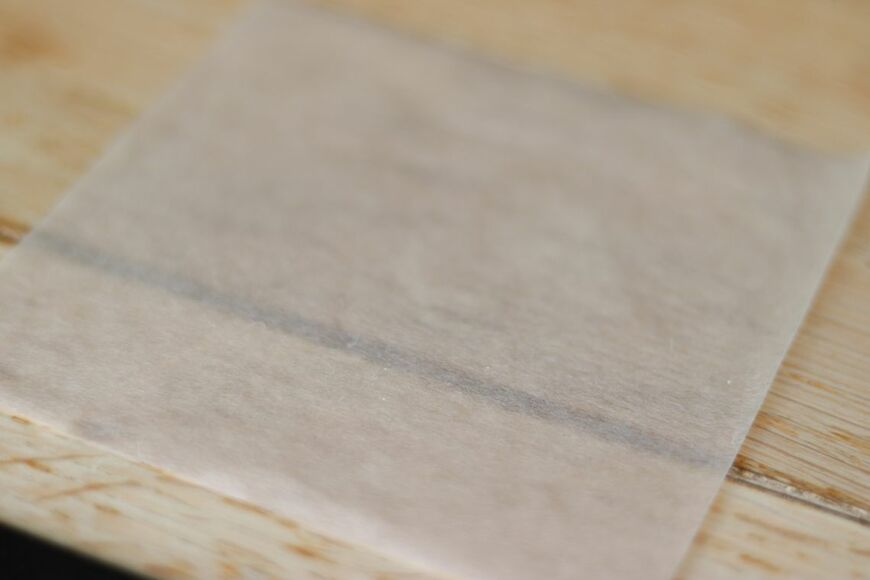 0.03ミリの薄さの箔合紙（写真：筆者撮影）