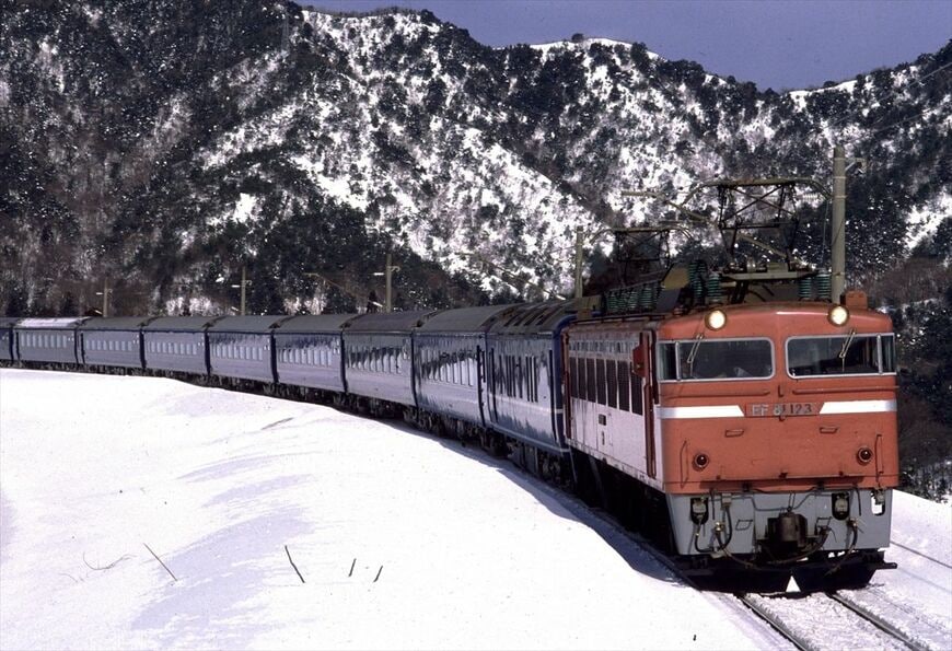 ヘッドマークがなかった時代のブルートレイン「日本海」を牽引するEF81形（撮影：南正時）