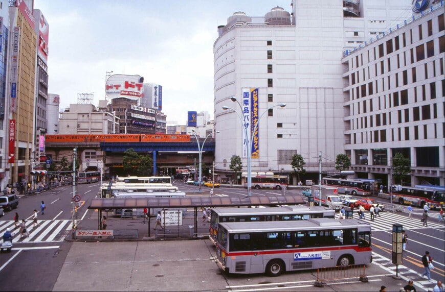 1980年代の渋谷駅西口。銀座線の電車が駅から車庫へ向けて走る（撮影：南正時）
