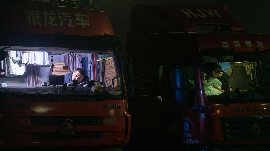 多くのドライバーが出費を節約するため、トレーラーの運転台で寝泊まりしている