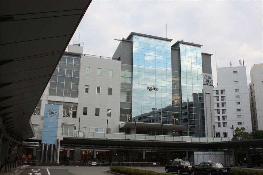 阪急伊丹線の終点・伊丹駅の駅ビル。震災後の1998年にオープンした（筆者撮影）