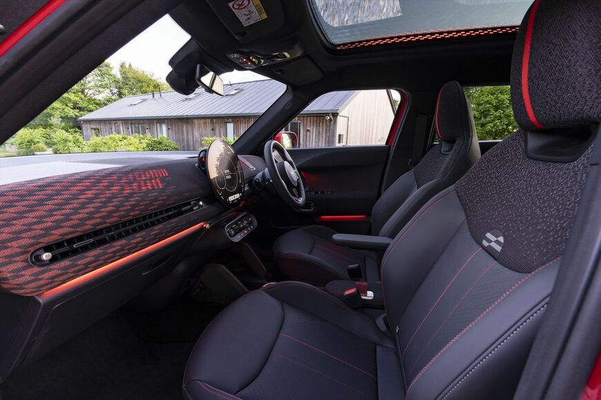 車内のアンビエントカラーは赤のほかにも多数（写真：MINI）