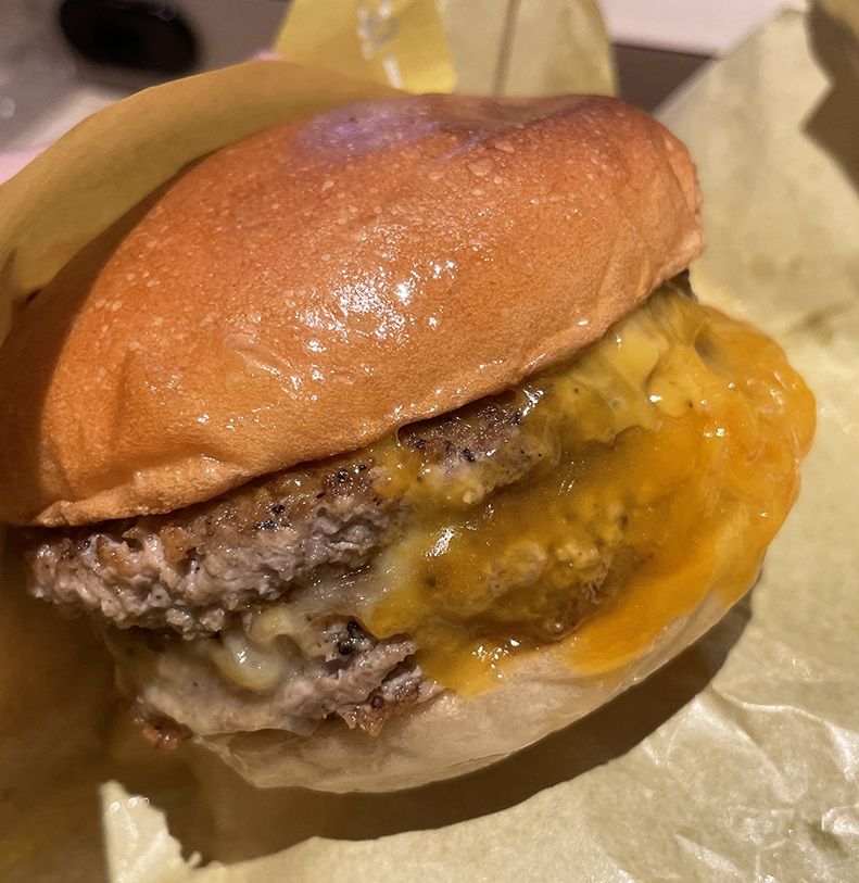 ロッテリアの名物となっている絶品チーズバーガーのビーフパティ増量版がダブル絶品チーズバーガー（770円）。小ぶりだが、チーズとビーフパティの旨味が圧縮されたかのような強い満足感を得られる（筆者撮影）