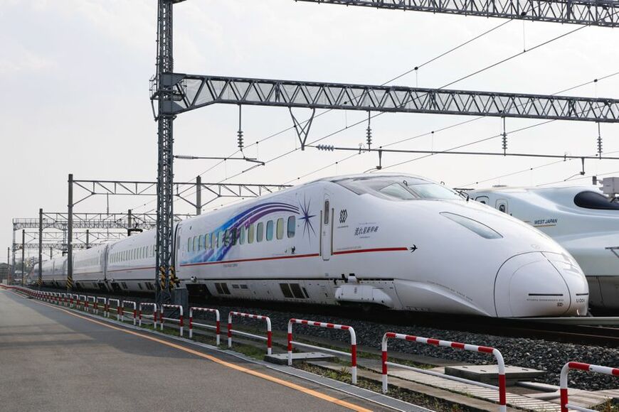 ラッピングが施された800系新幹線（筆者撮影）