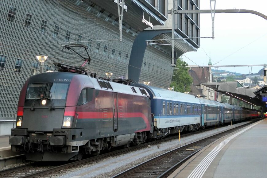 オーストリアの機関車が引く夜行、チェコやハンガリーの車両で編成（筆者撮影）