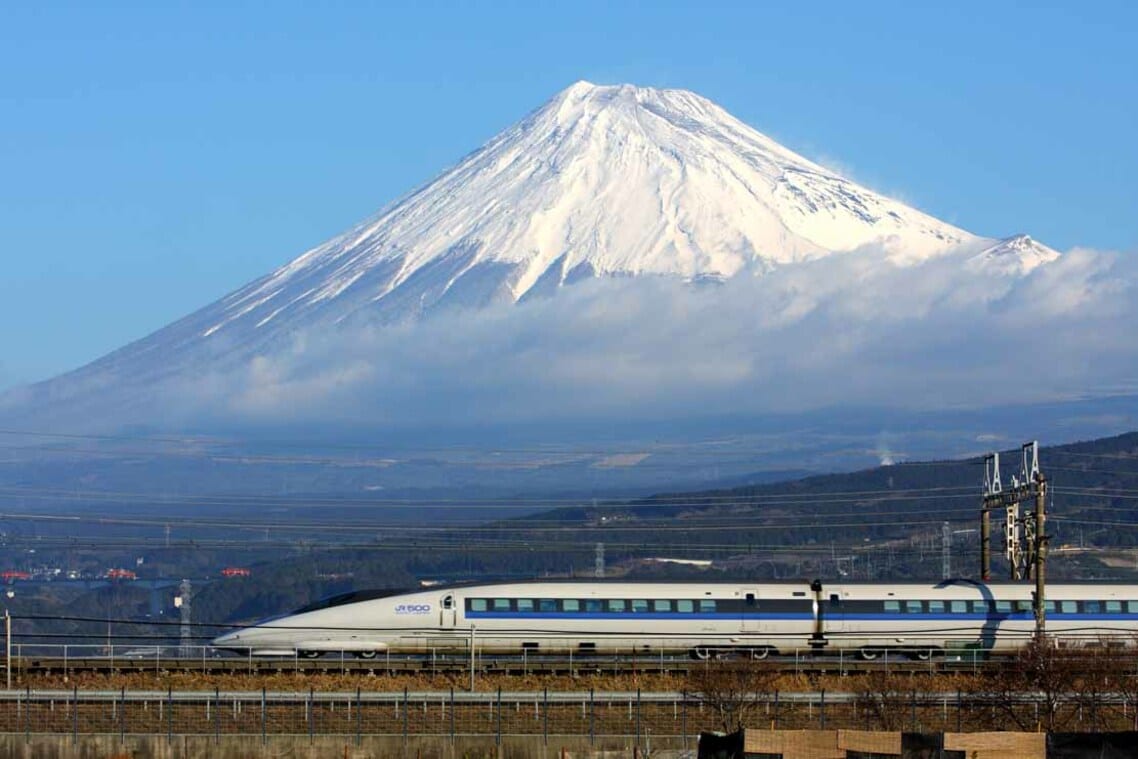 富士山を背景に快走する500系