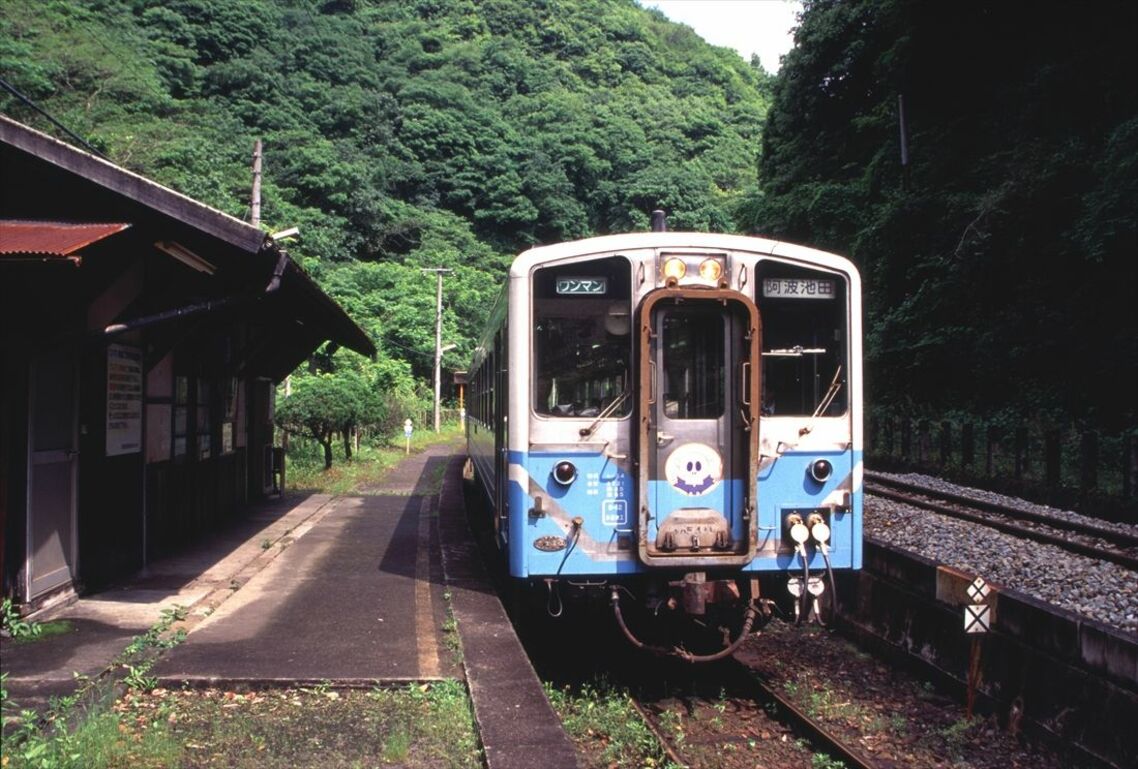 土讃線の秘境駅、坪尻駅に停車するキハ54形