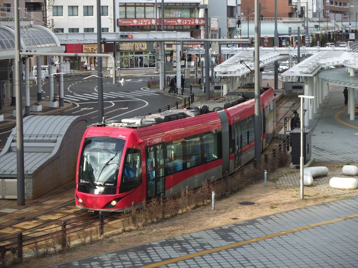 福井駅を発車する赤い「フクラム」