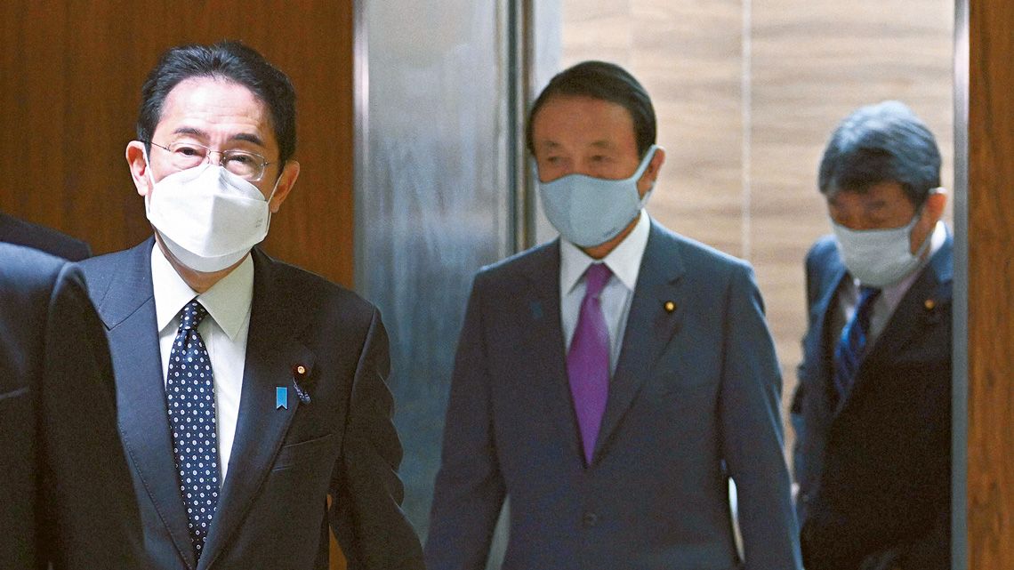 自民党役員会に臨むために移動中の岸田首相、麻生副総裁、茂木幹事長